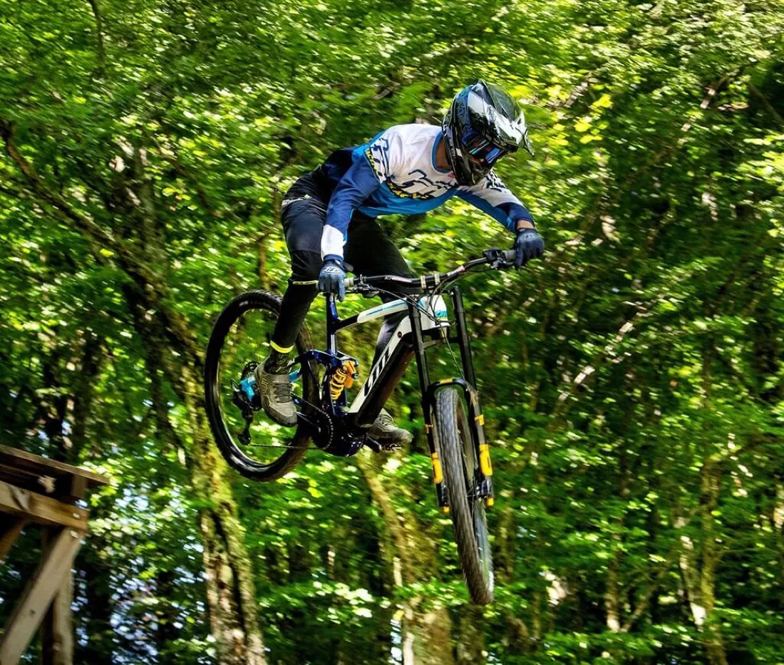 E-bike TM in discesa su un sentiero nel bosco
