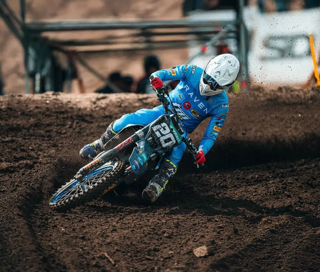Moto da motocross TM in gara, in curva su terra