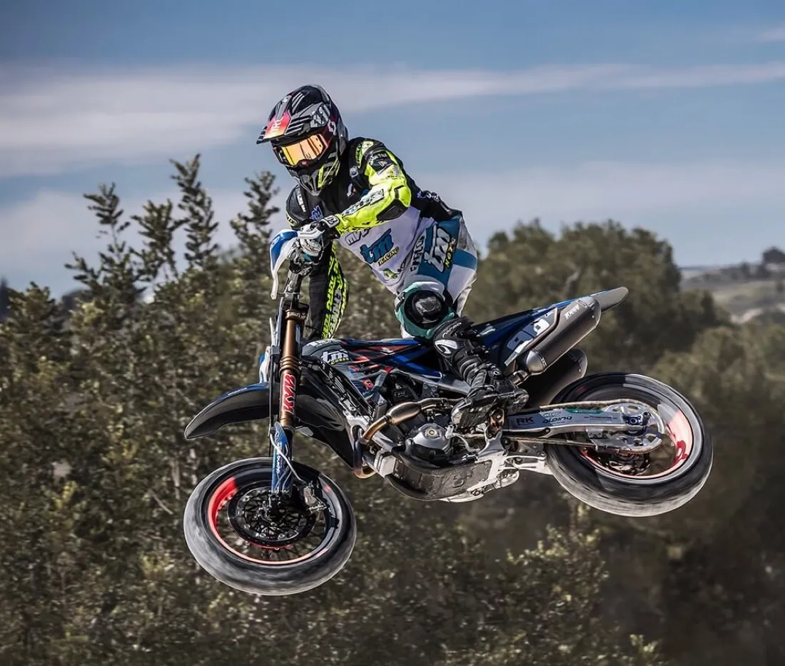 Moto da supermotard TM in volo durante una gara